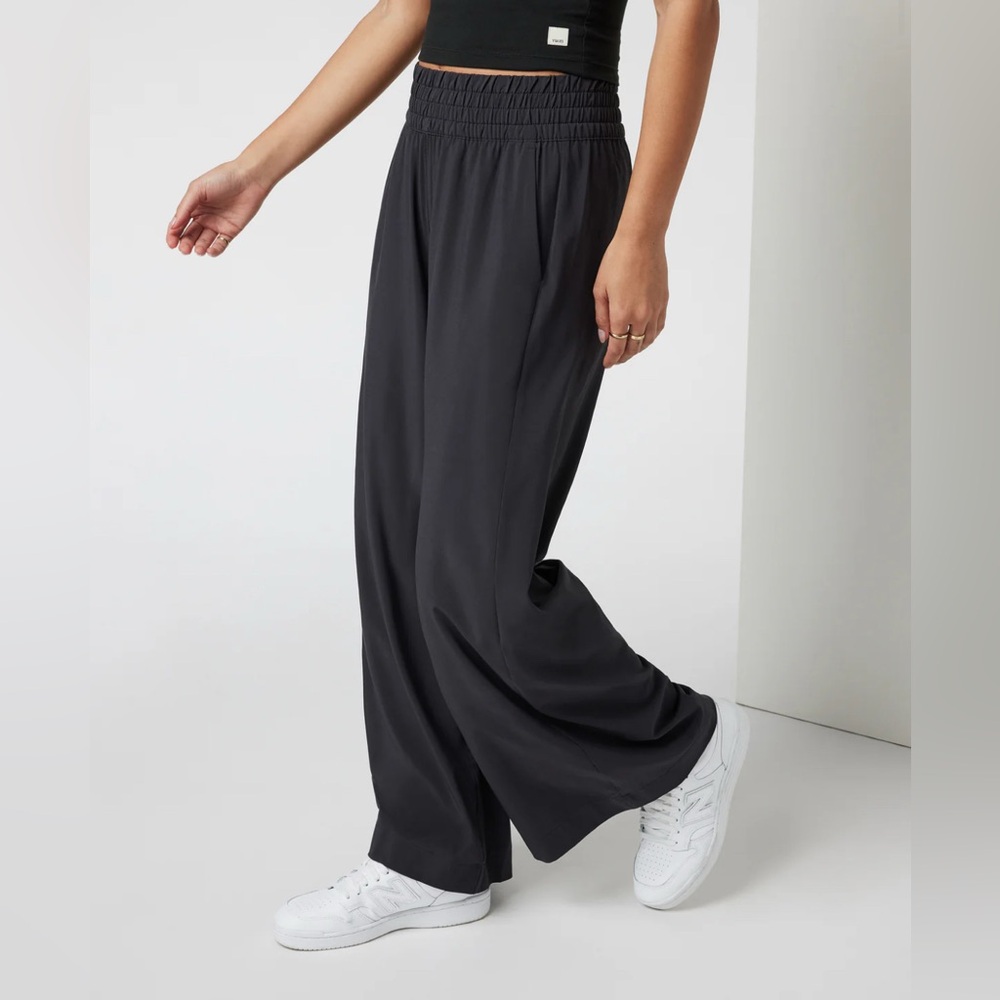 NWT Vuori Villa Wideleg Pant Short Length in Black Size Medium - Picture 7 of 12